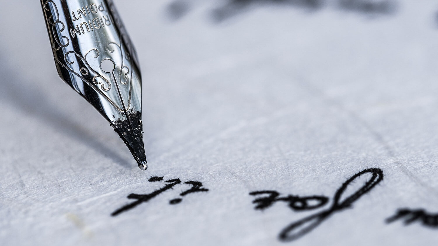 Füllfederhalter schreibt auf edles, weißes Papier