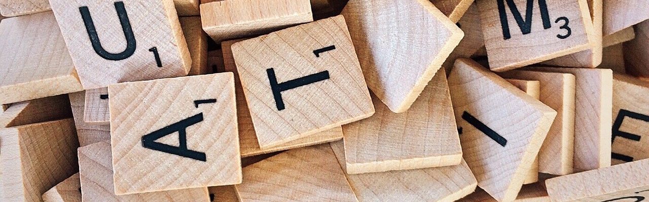 Buchstaben des Wortspiels Scrabble liegen durcheinander.